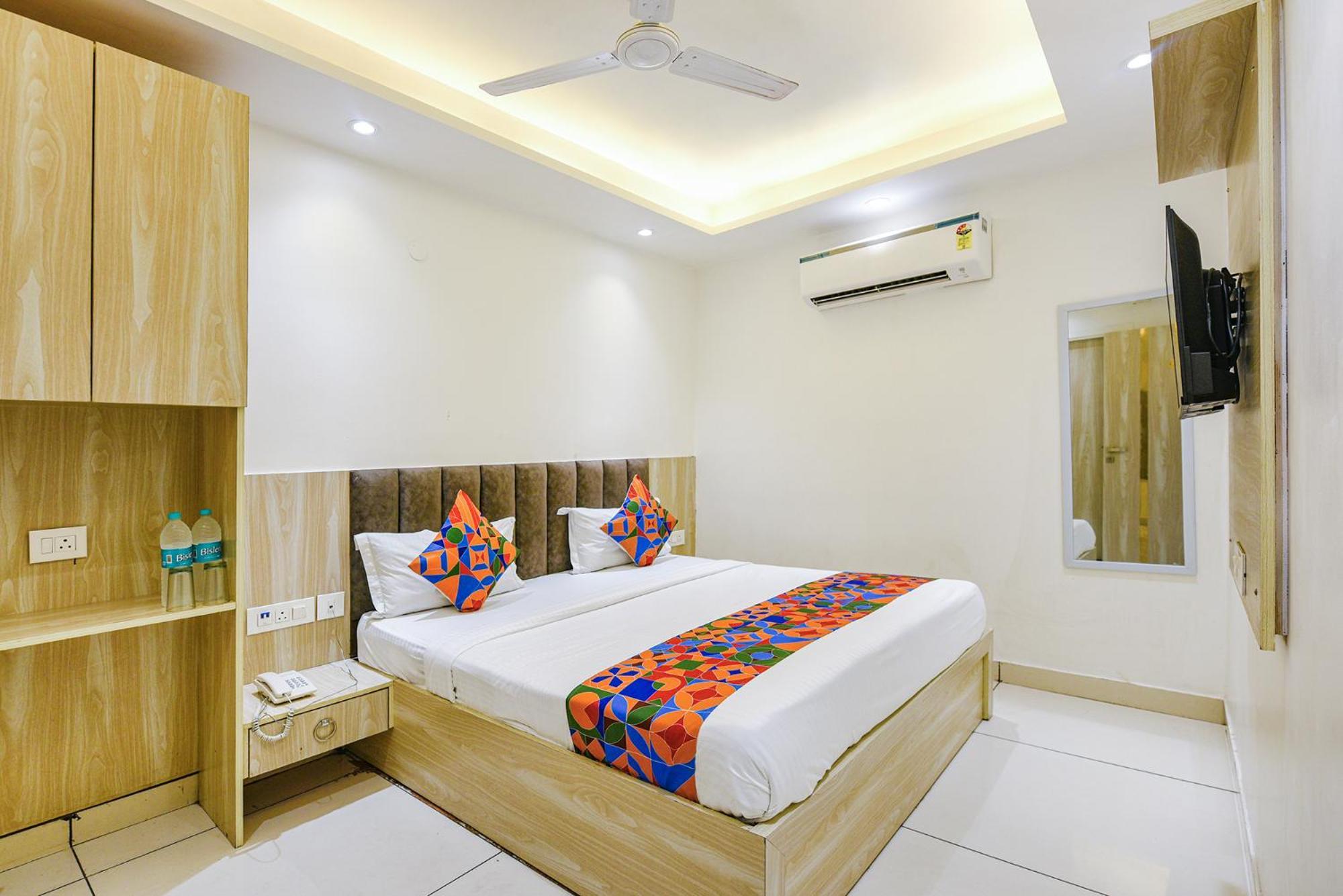 דלהי Fabhotel Luxury Inn Near Adarsh Nagar Metro מראה חיצוני תמונה