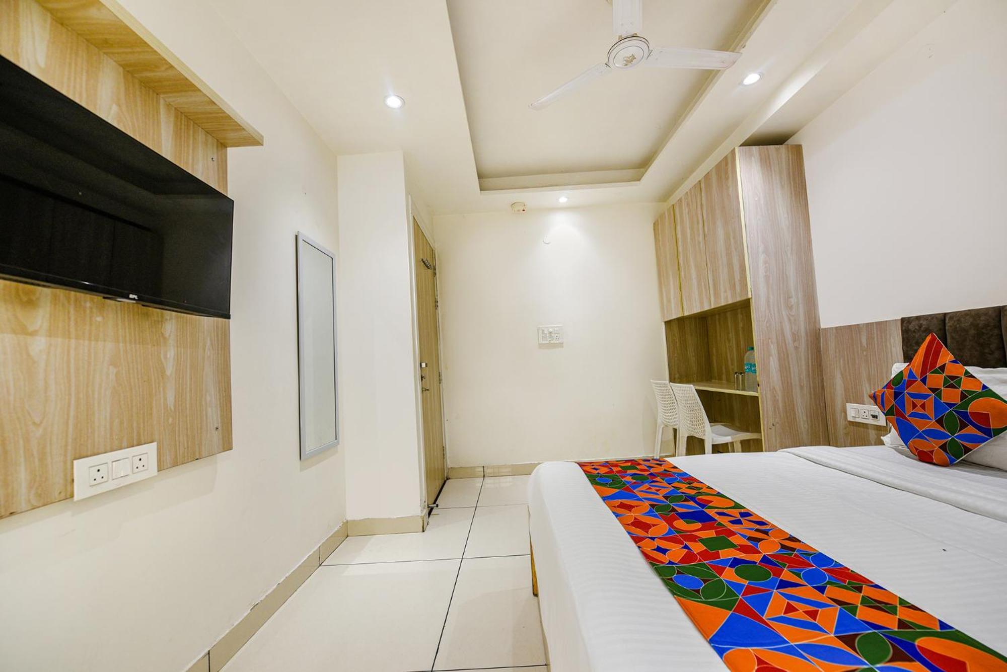 דלהי Fabhotel Luxury Inn Near Adarsh Nagar Metro מראה חיצוני תמונה